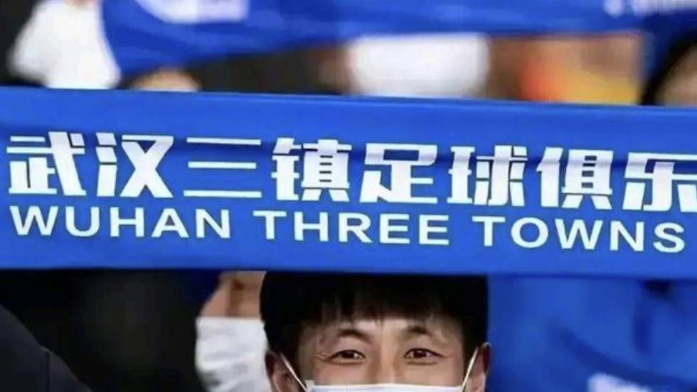 用餐闲聊的同时，父子四人围坐在一起其乐融融地打起了扑克牌。