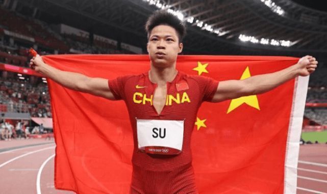 《隔壁房间》首曝预告 摩尔亲吻斯文顿修复友谊 2024-08-21 8月20日，佩德罗·阿莫多瓦首部英语长片《隔壁房间》首曝预告，斯文顿躺在医院的病床上，摩尔陪在她身边，背景音乐激昂。