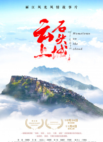 美国影片《穿普拉达的女王》是一部典型的好莱坞类型电影，只不过这次在老套的故事外面 《穿普拉达的女王2》路透 梅姨×肯尼思夫妻约会 2025-08-18 当地时间8月15日，美国纽约，“梅姨”梅丽尔·斯特里普和肯尼思·布拉纳在纽约上东区拍摄电影《穿普拉达的女王2》，续集中二人将饰演夫妻。