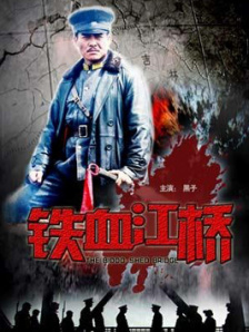 “美国队长”的替身演员穿战袍、背盾牌、骑摩托车出现在片场。